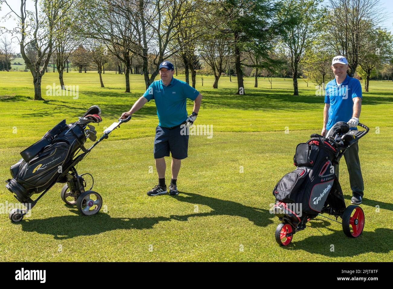 Kinsale, West Cork, Irlande. 26 avril 2021. Le club de golf de Kinsale est l'un des nombreux clubs du pays qui a rouvert ses portes aux membres aujourd'hui. Le club est fermé depuis le 30 décembre et tous les membres semblaient ravis qu'ils puissent revenir pour une partie de golf. Le premier jour de retour, Bill O'Shea, Farmers Cross et Gary Rooney, Carrigaline, ont profité d'une partie de golf. Crédit : AG News/Alay Live News Banque D'Images