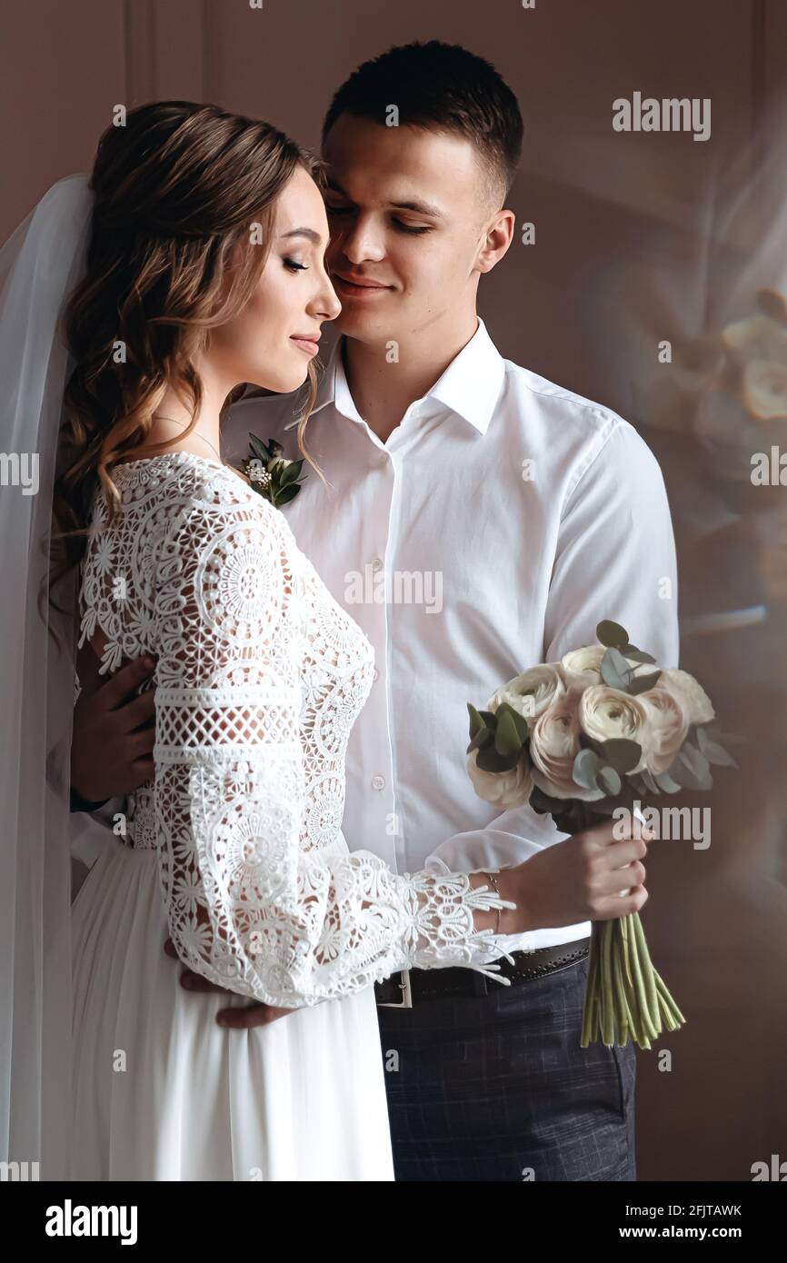 Le marie encadre delicatement la mariee dans une belle robe de mariage de boho. Seance photo de mariage des jeunes maries Photo Stock Alamy