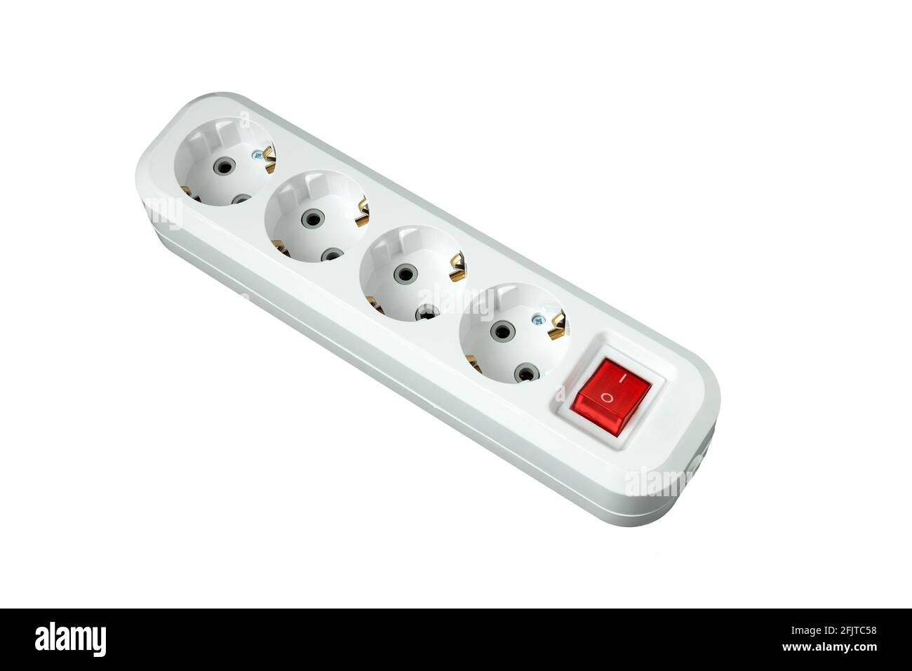 Il s'agit d'un répartiteur électrique pour quatre prises avec un bouton d'alimentation. Isolé sur un fond blanc. Parasurtenseur blanc avec bouton rouge. Banque D'Images