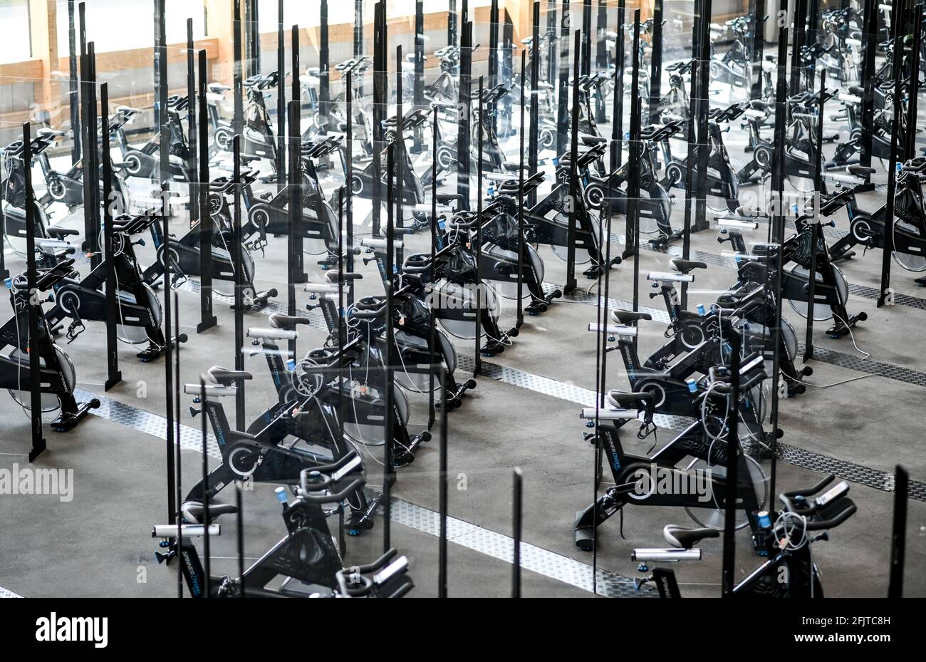 Berlin, Allemagne. 26 avril 2021. Les « vélos boosteurs » sont disponibles  à la chaîne de fitness Gold's Gym de Spandau, qui ouvre ici son premier  site appartenant à la société en