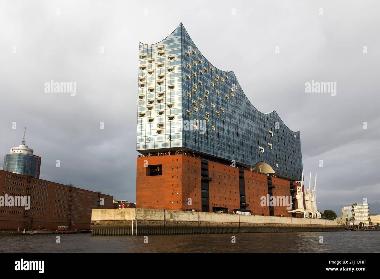 Elbe Philharmonic Hall dans une journée nuageux de la rivière. Banque D'Images