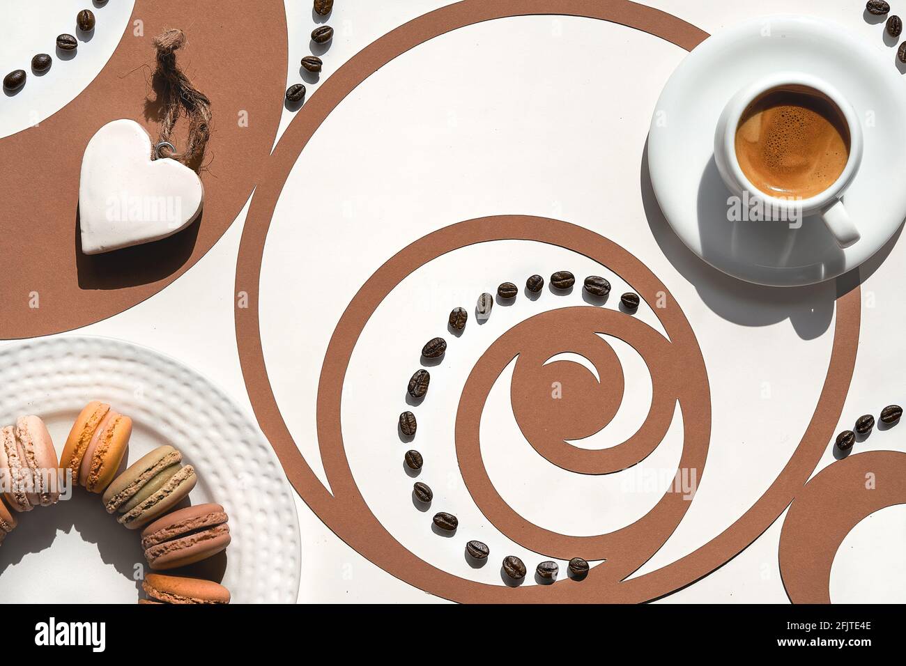 Tasse à café, cercle de séquence Fibonacci avec grains de café. Espresso, perfection savoureuse. Forme de coeur. Concept Golden ratio, illustration papier vue du dessus, pose à plat Banque D'Images
