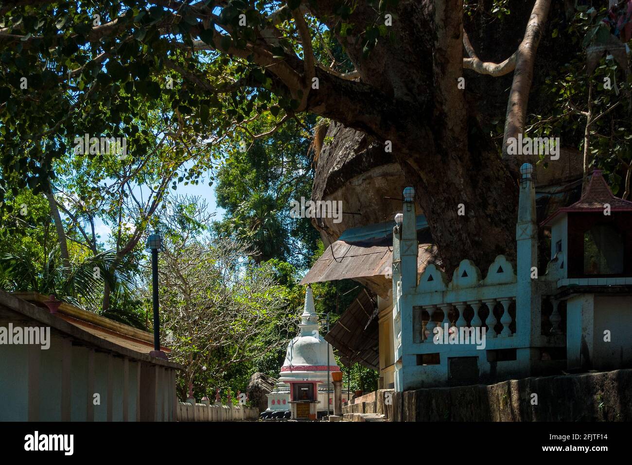 Mulkirigala, Sri Lanka, Asie : stupa à l'entrée du temple de Mulkirigala Banque D'Images