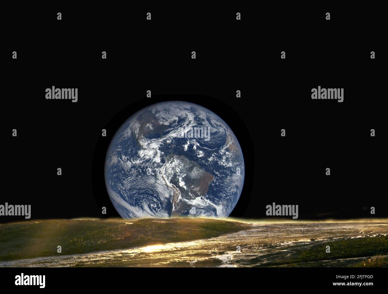 La terre s'élève au-dessus de la surface de la lune, image composite, espace extra-atmosphérique. Banque D'Images
