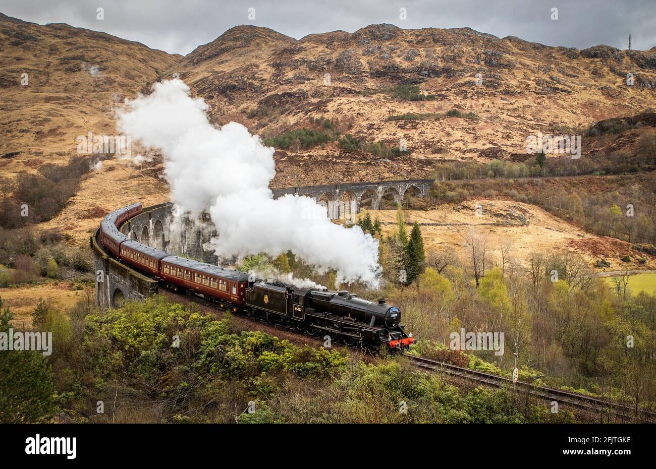 Le premier Jacobite Express de la saison 2021 traverse le viaduc de Glenfinnan en route vers Mallaig depuis le fort William pour voyager en Écosse est maintenant autorisé suite à l'assouplissement des restrictions concernant les coronavirus. Date de la photo: Lundi 26 avril 2021. Banque D'Images