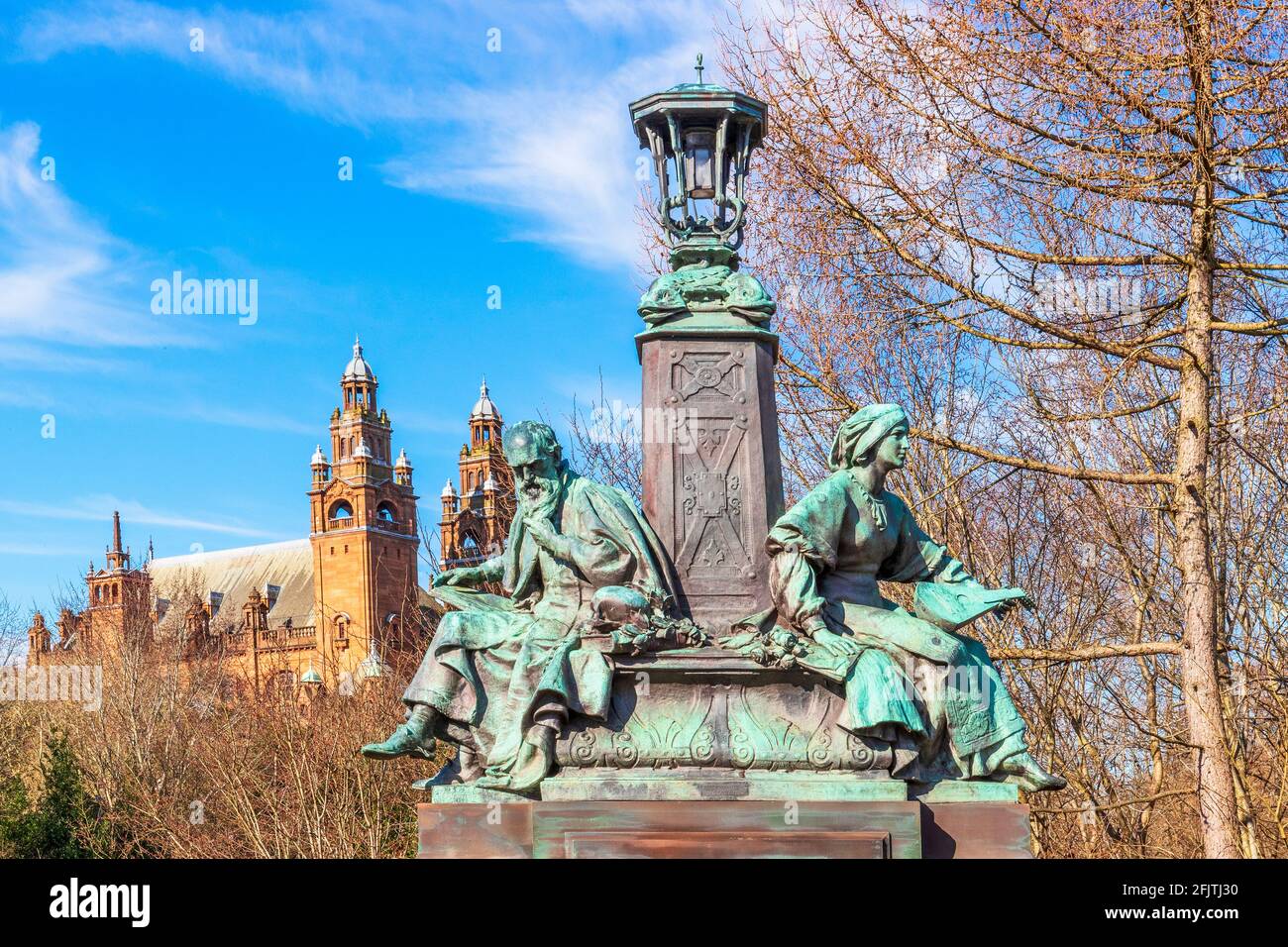 Statues représentant la philosophie et l'inspiration sur le pont kelvin devant le musée et la galerie d'art Kelvingrove, Glasgow, Écosse, Royaume-Uni Banque D'Images