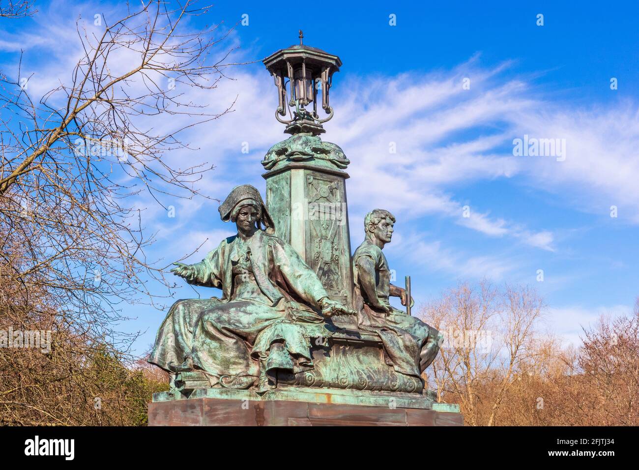 Statues représentant la paix et la guerre sur le pont kelvin devant le musée et la galerie d'art Kelvingrove, Glasgow, Écosse, Royaume-Uni Banque D'Images