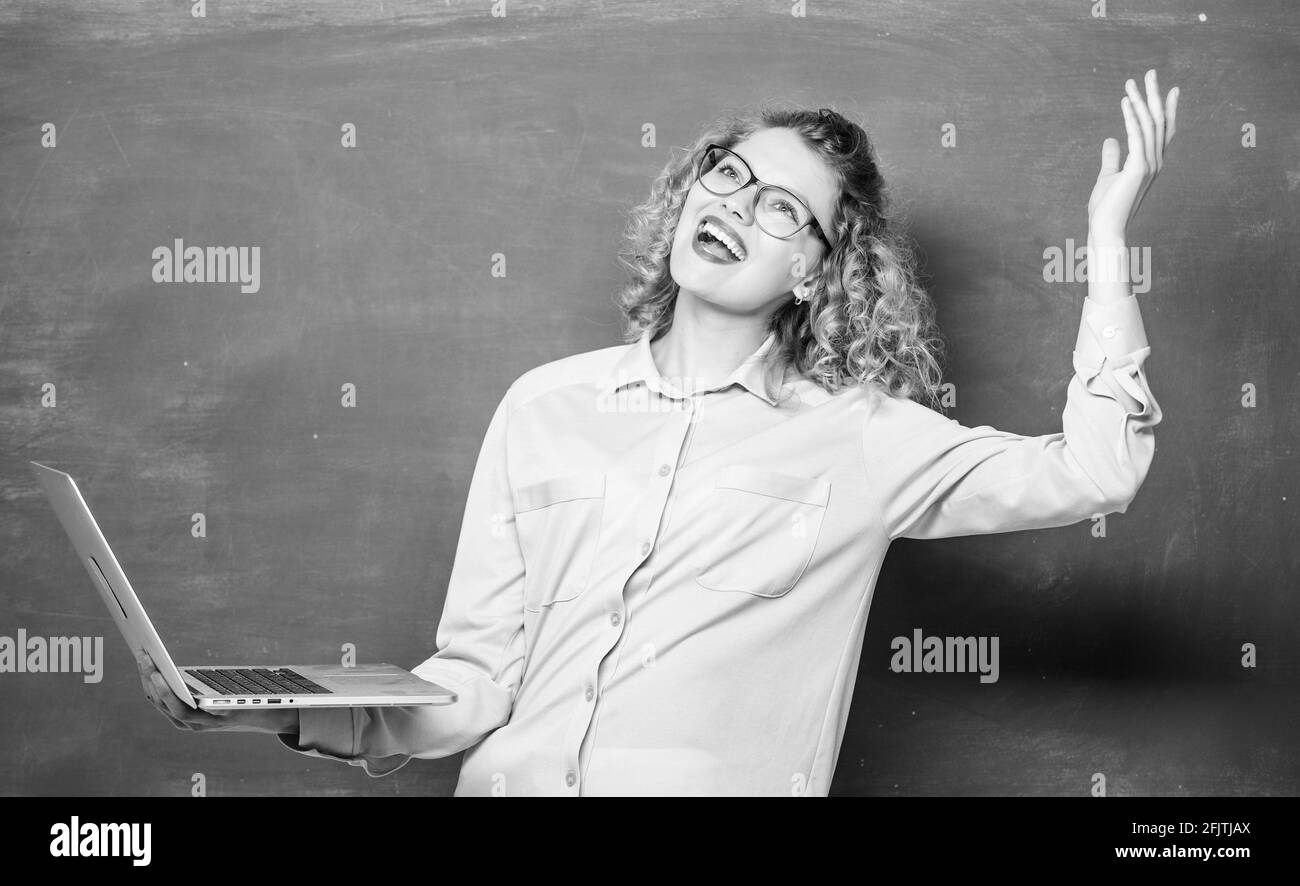 Une fille surfant sur Internet. L'éducation moderne. École en ligne. Carrière dans l'assurance de la qualité des logiciels. Formation à distance. Carnet pour enseignants de l'école. École de Banque D'Images