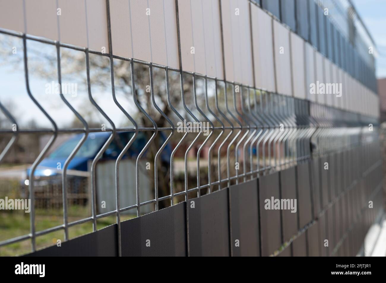 clôture métallique de rue. fabrication d'une clôture de résidus métalliques. Banque D'Images