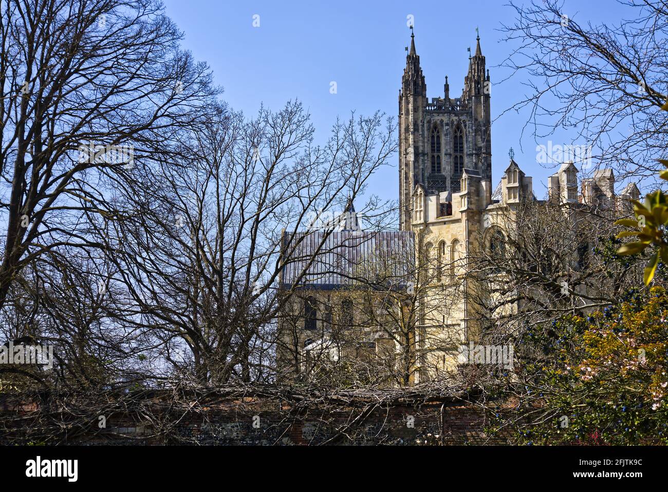 Extrémité est de la cathédrale de Canterbury vue de ses jardins à printemps Banque D'Images