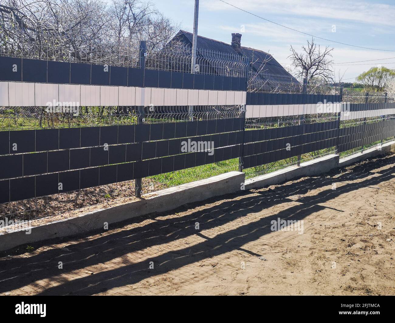 clôture métallique de rue. fabrication d'une clôture de résidus métalliques. Banque D'Images