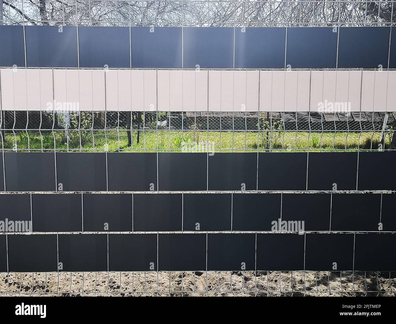 clôture métallique de rue. fabrication d'une clôture de résidus métalliques. Banque D'Images