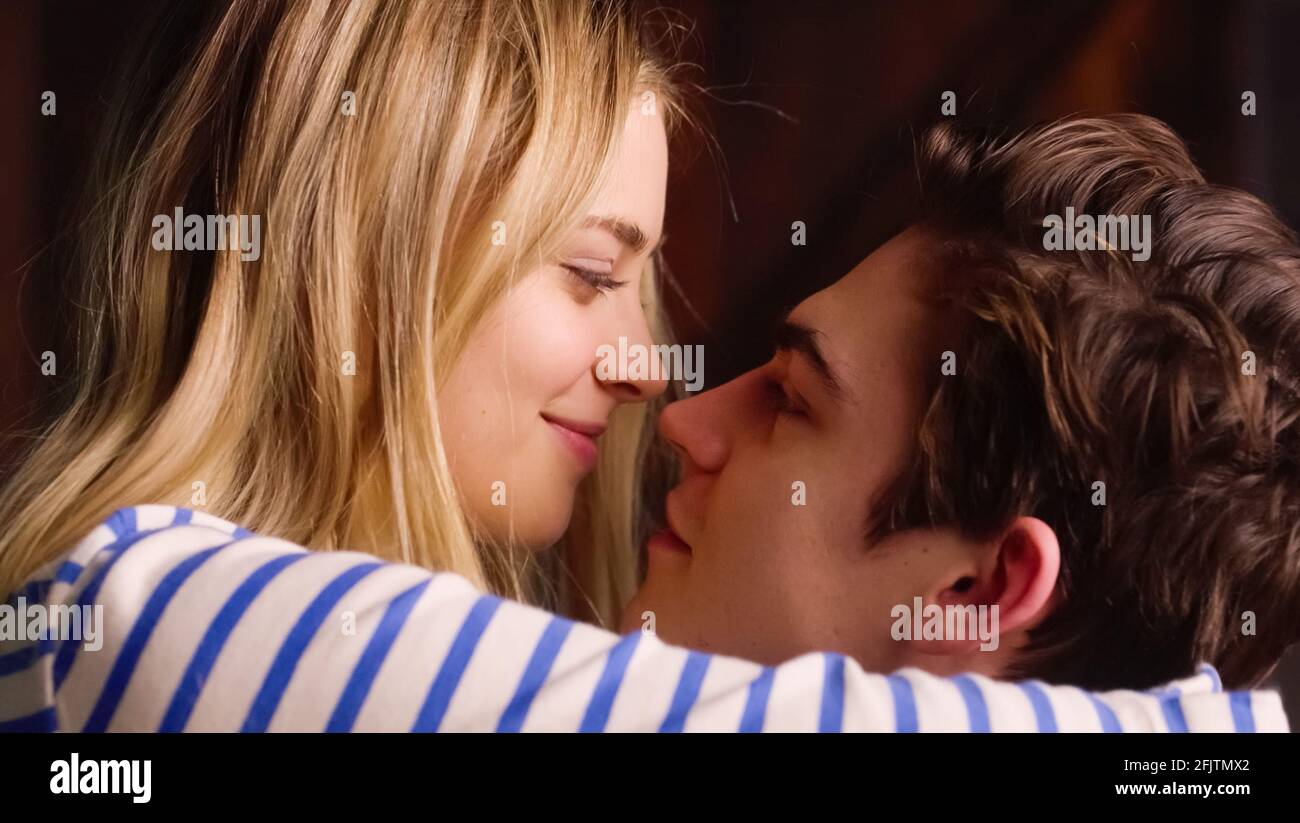 Hero Fiennes Tiffin Nouveau Film ÉTATS-UNIS. Josephine Langford et Hero Fiennes Tiffin dans une scène de  (C)VVS films nouveau film: Après nous sommes tombés (2021) . Plot: Tout  comme Tessa fait la plus grande décision de sa