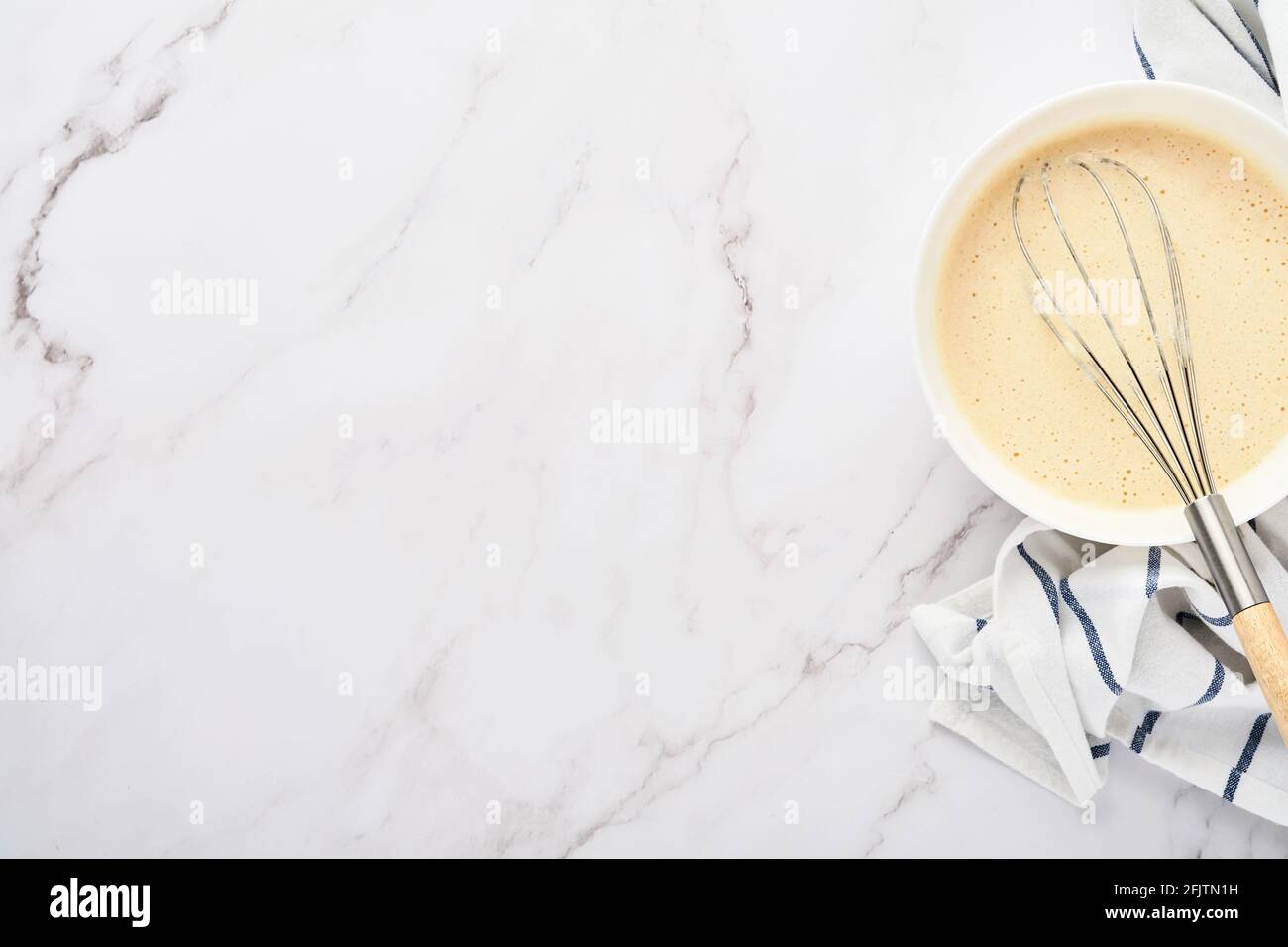 Préparation de pâte pour crêpes maison pour le petit déjeuner ou pour Maslenitsa. Ingrédients de la farine de blé de table, oeufs, beurre, sucre, sel, lait. Recette Banque D'Images