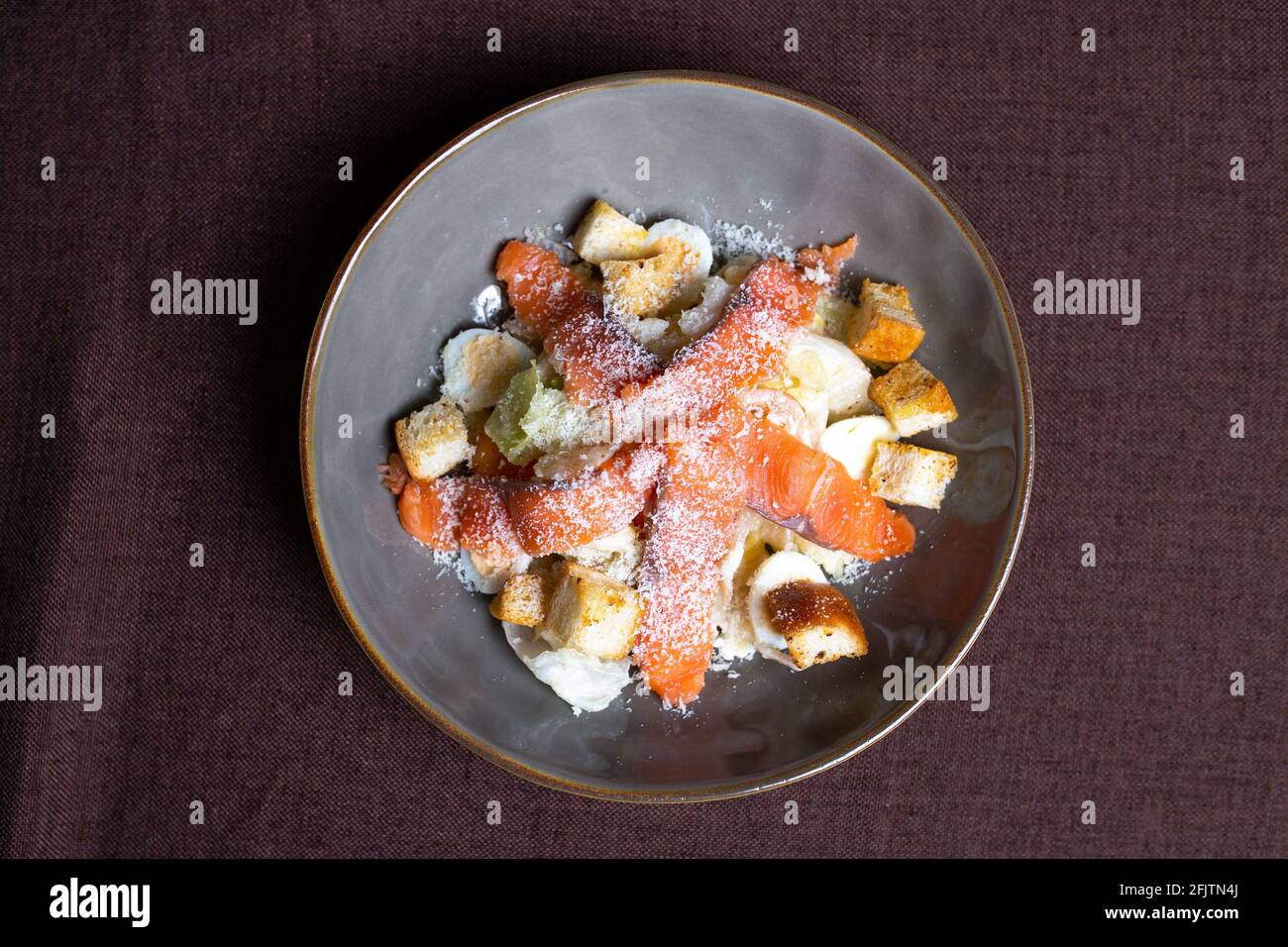 vue de dessus salade de poisson avec saumon et chapelure dans une assiette. Banque D'Images