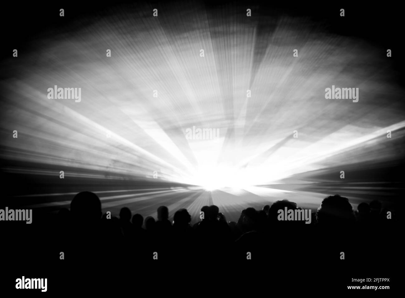 Scène de club de la vie nocturne du spectacle laser gris avec la foule des gens de la fête. Divertissement de luxe avec silhouettes d'audience en discothèque, festival ou nouvel an Banque D'Images