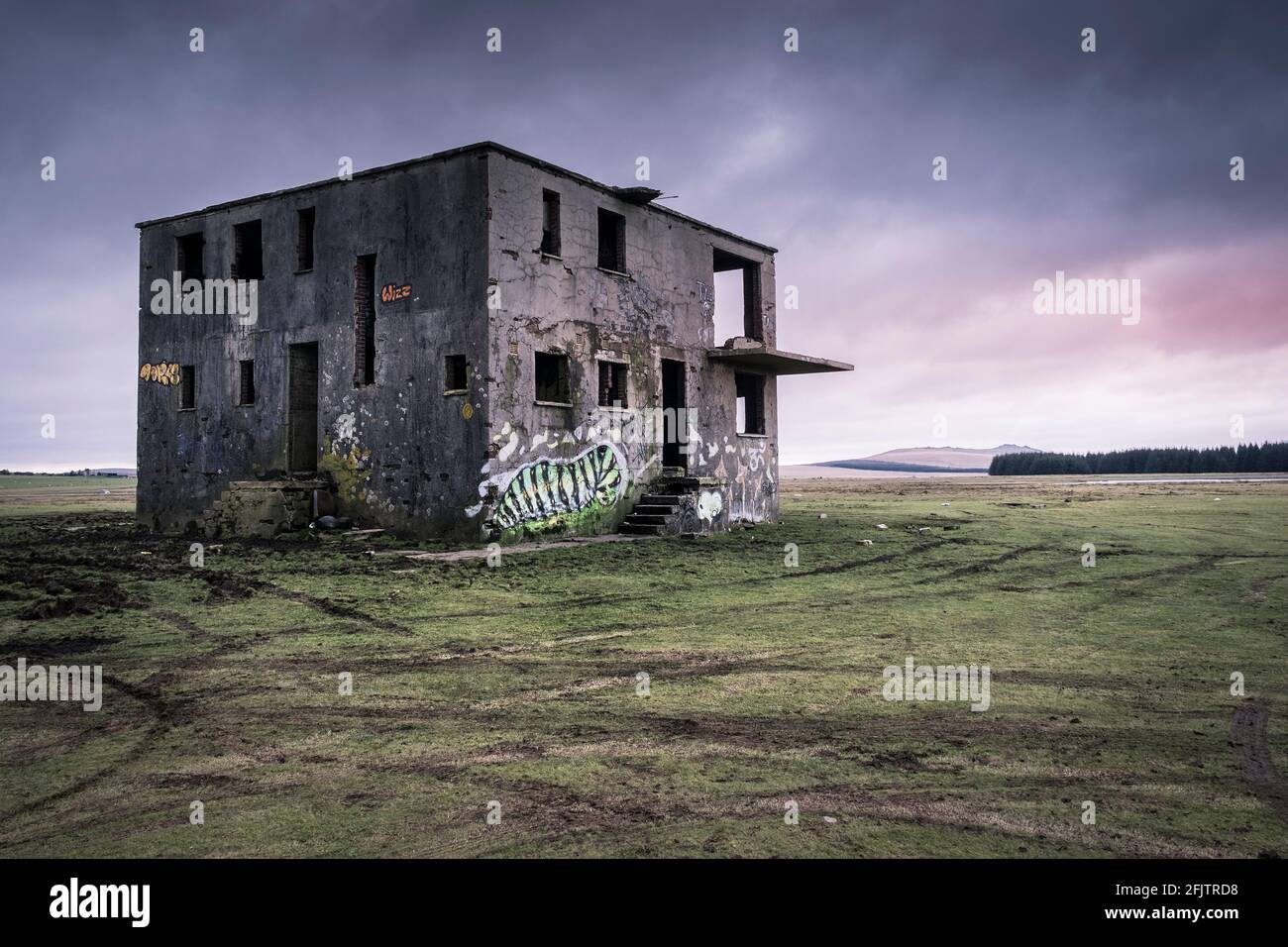 La tour de contrôle abandonnée sur l'aérodrome de Davidstow de la WW2 du Bodmin Moor à Cornwall. Banque D'Images