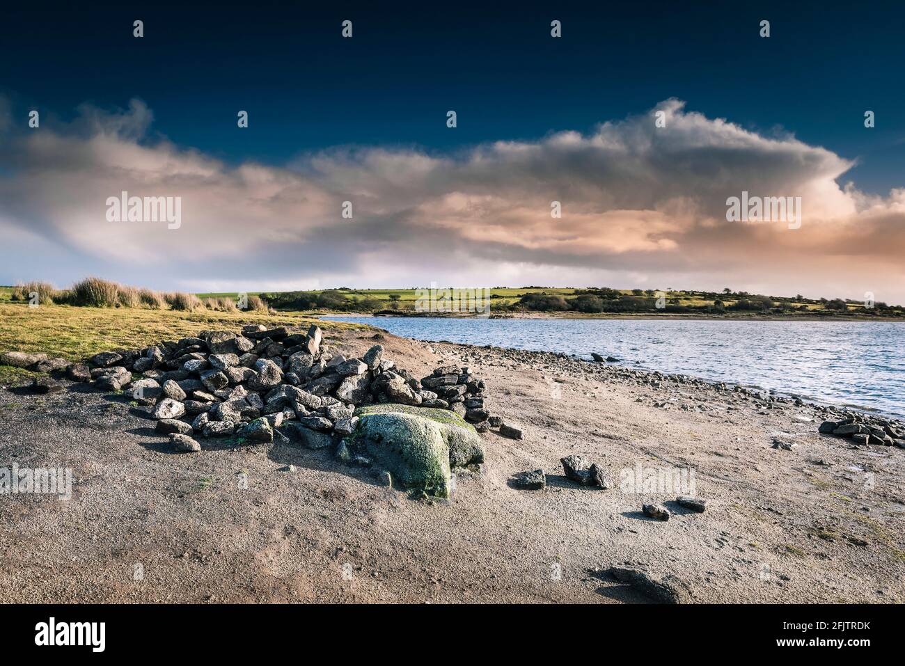 Une pile de rochers sur la rive du lac Colliford, sur la Moor Bodmin, dans les Cornouailles. Banque D'Images