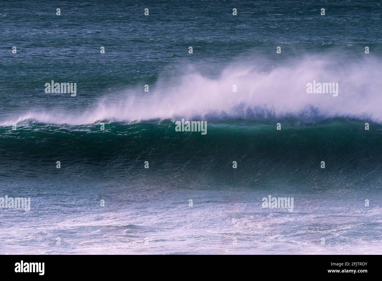 Grandes vagues et vents violents au large de la baie Fistral, à Newquay, en Cornwall. Banque D'Images