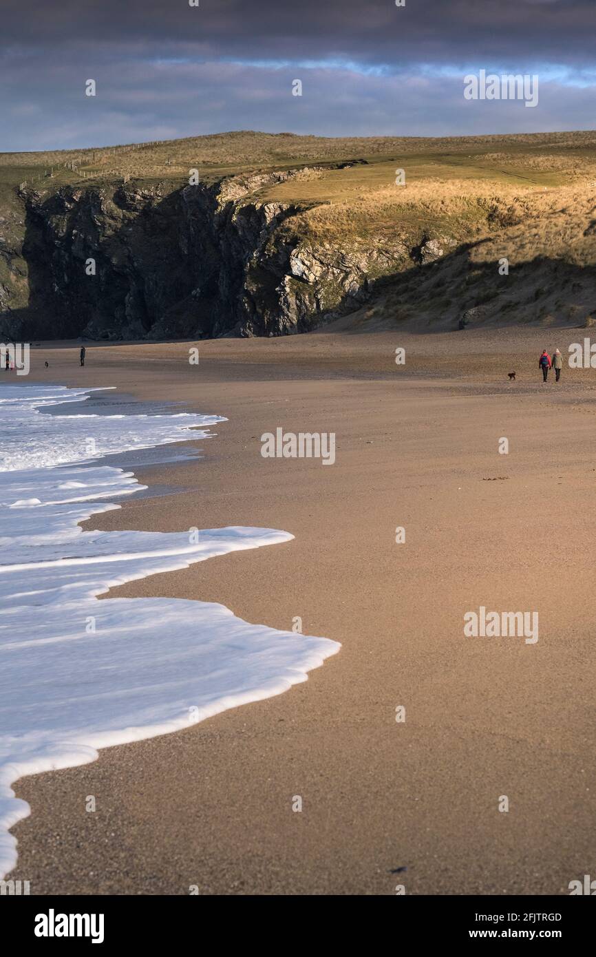Lumière du soir sur la plage de Holywell Bay, dans les Cornouailles. Banque D'Images