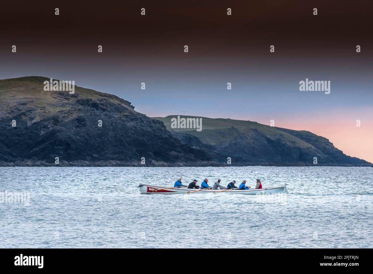 Dove - le cornish Pilot Gig, âgé de 200 ans, est passé par Pential point East dans la baie de Fistral, à Newquay, dans les Cornouailles. Banque D'Images