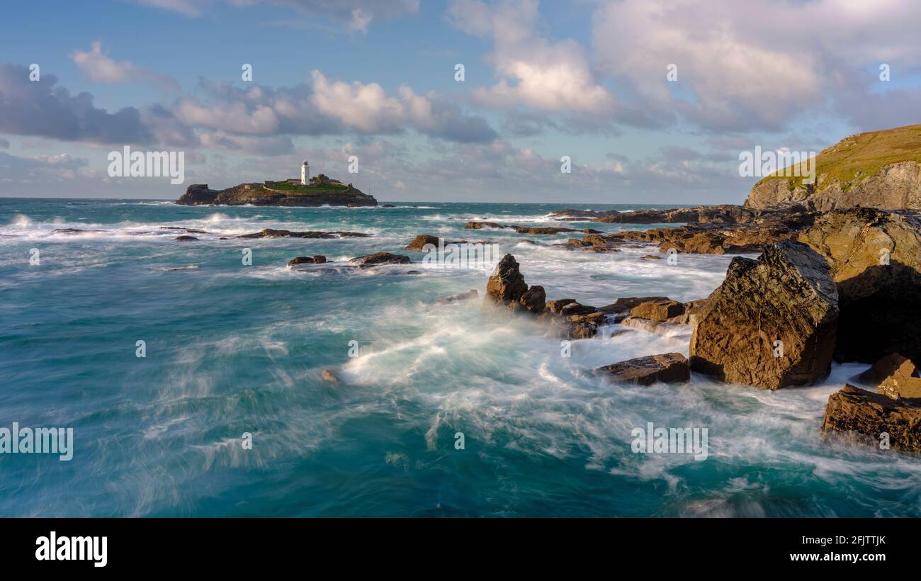 Hayle, Royaume-Uni - 13 octobre 2020 : lumière du soir d'automne et gale nord-est sur l'île Godrevy, Cornwall, Royaume-Uni Banque D'Images