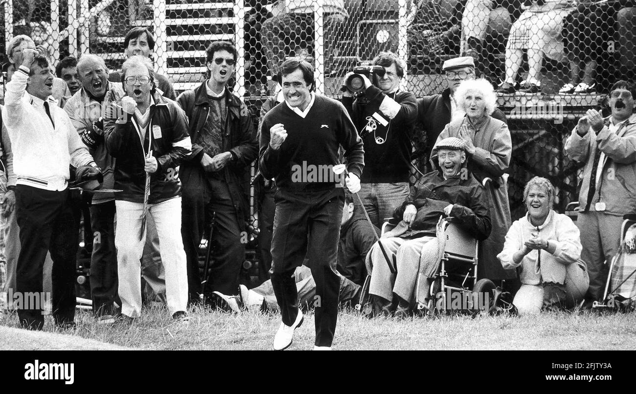 Seve Ballesteros montre son exelation à cchiping son troisième tir À la 18e pour gagner le Championnat au Royal Lytham Et le golf de St Annes Banque D'Images