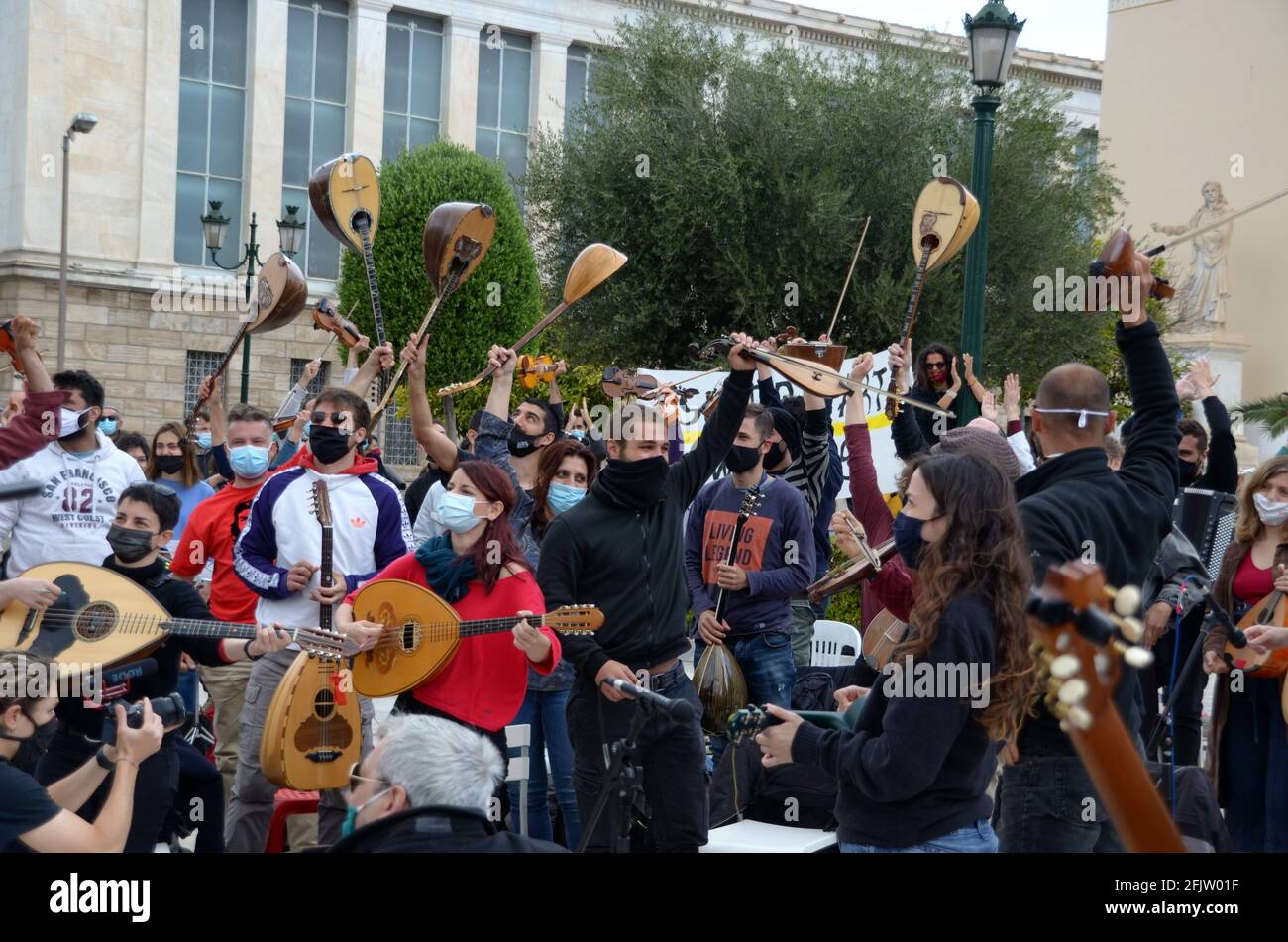 Athènes, Grèce. 25 avril 2021. (4/25/2021) des centaines de travailleurs de l'art se rassemblent à Athènes, en Grèce, pour mettre en lumière les difficultés de l'industrie musicale pendant la pandémie Covid-19. Des acteurs, musiciens, danseurs et personnes de tout le spectre de la scène artistique protestent pour faire pression sur le gouvernement pour qu'il accorde plus de soutien aux artistes indépendants, comme les théâtres et les salles de musique restent fermés. (Photo par Dimitris Aspiotis/Pacific Press/Sipa USA) crédit: SIPA USA/Alay Live News Banque D'Images