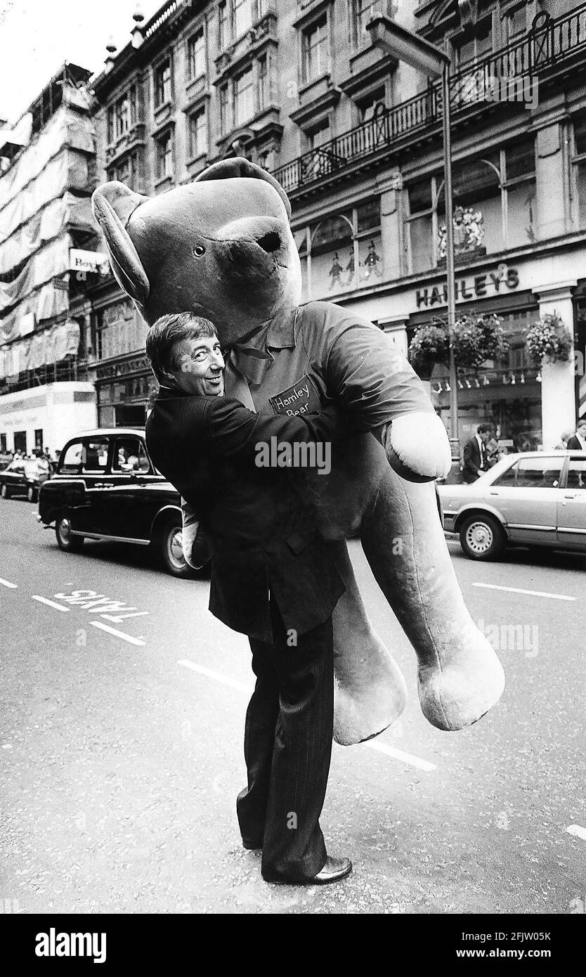 Sir Philip Harris Président de Harris Queensway à l'extérieur de Hamleys Toy Conserver après avoir annoncé la prise de contrôle du magasin de jouets Hamleys de Le Burton Group il est vu ici avec un Hamleys Ours géant coûtant cinq cent soixante-dix cinq PoundsDBase Banque D'Images