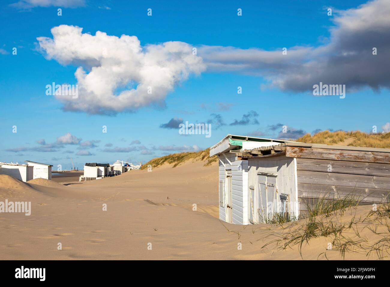 France, pas de Calais, Côte d'Opale, Sangatte Bleriot Plage, maison de wodden dans les dunes de sable Banque D'Images