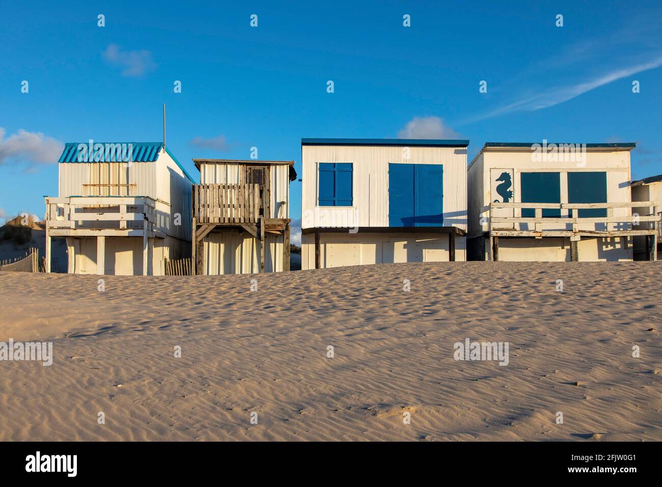 France, pas de Calais, Côte d'Opale, Sangatte Bleriot Plage, maison de wodden dans les dunes de sable Banque D'Images