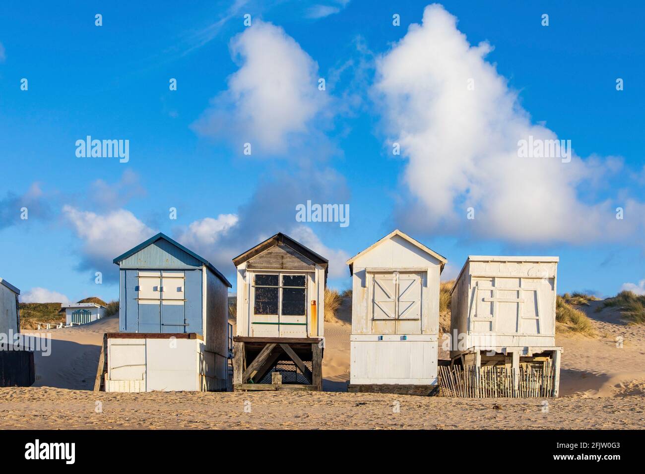 France, pas de Calais, Côte d'Opale, Sangatte Bleriot Plage, maison de wodden dans les dunes de sable Banque D'Images