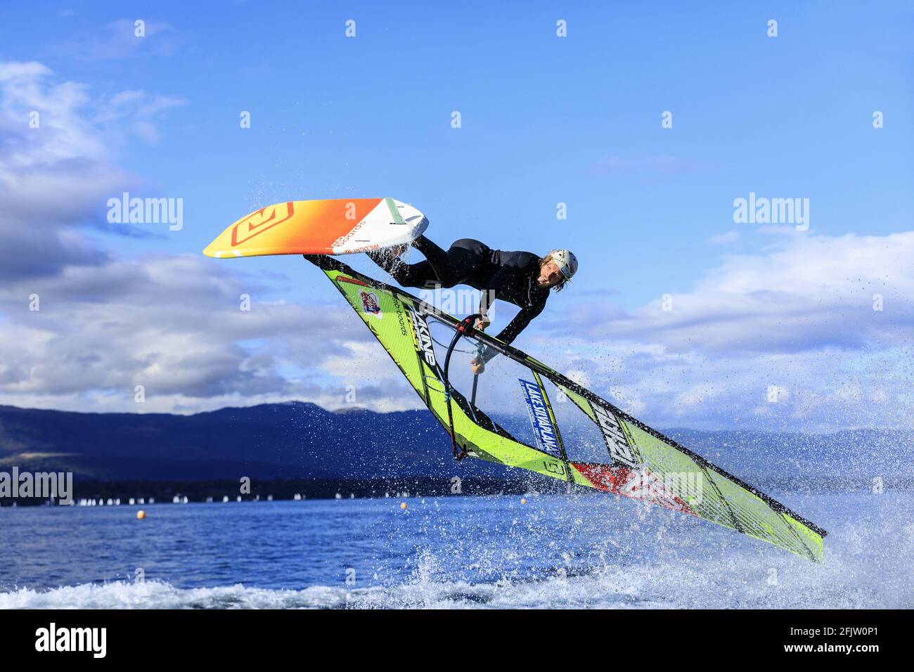 Suisse, Canton de Genève, Genève, Cologny, lac Léman, Compétition de planche  à voile freestyle dans Tow-in Photo Stock - Alamy