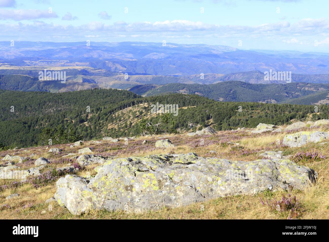 France, Lozère, massif Central, Mont Aigoual à la frontière avec le Gard, vue sur les Cévennes avec en premier plan un paysage culturel vivant de l'agro-pastoralisme méditerranéen inscrit au patrimoine mondial de l'UNESCO Banque D'Images