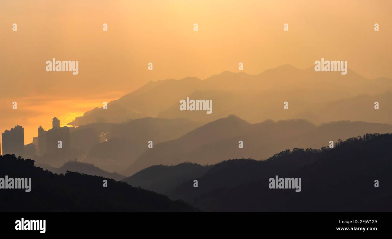 Couches de montagnes cachées dans la brume à Hong Kong. Banque D'Images