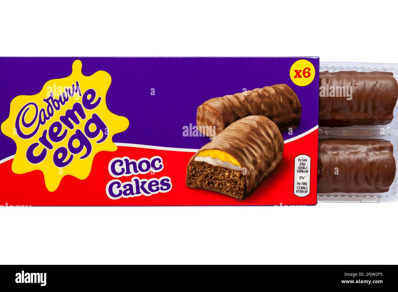 Boîte de gâteaux au chocolat à la crème d'œufs Cadbury ouverte pour être visible contenu défini sur fond blanc Banque D'Images