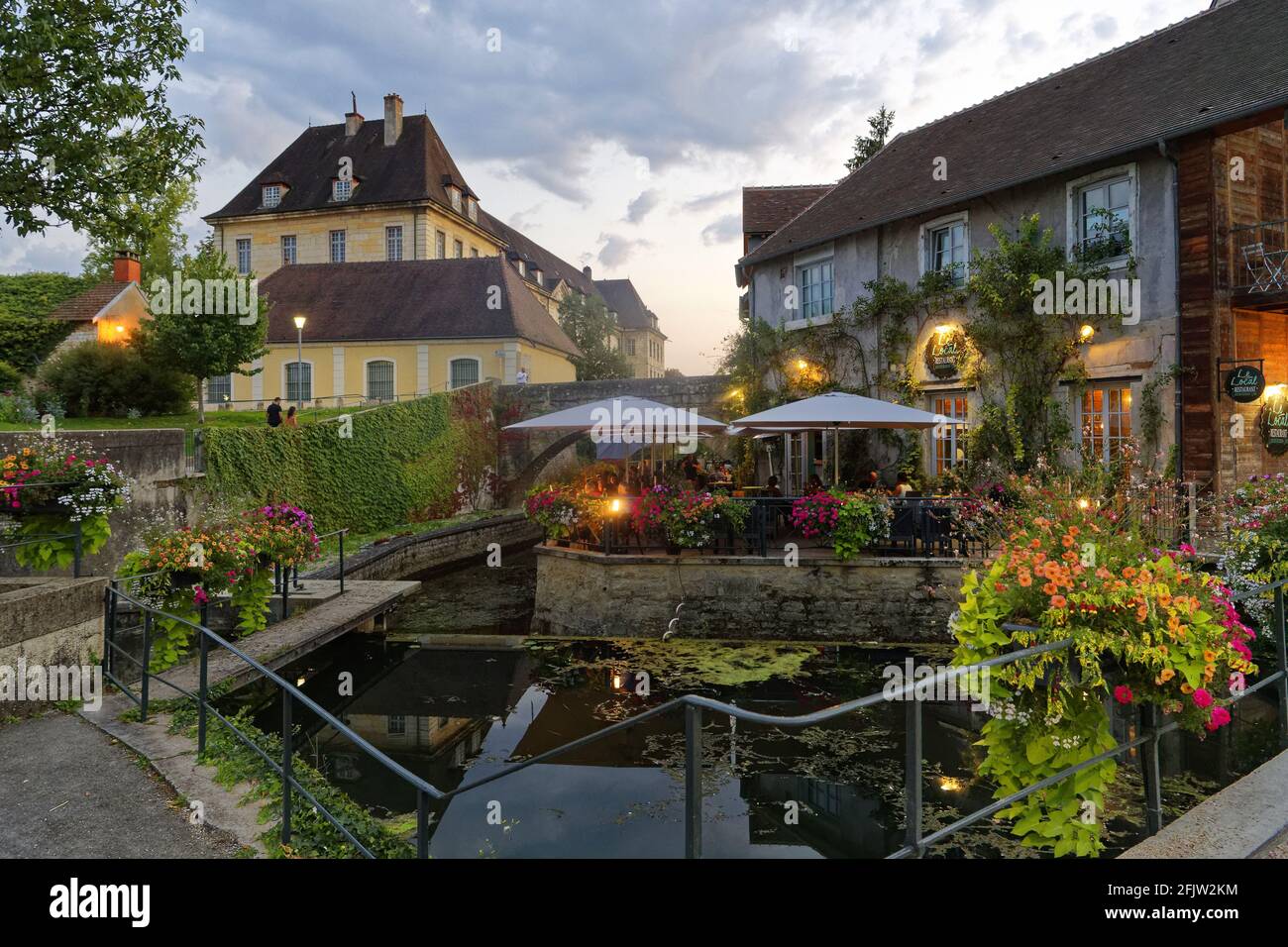 France, Jura, Dole, la vieille ville, le quartier des tanneurs et le canal avec la petite écluse, le restaurant le local Banque D'Images