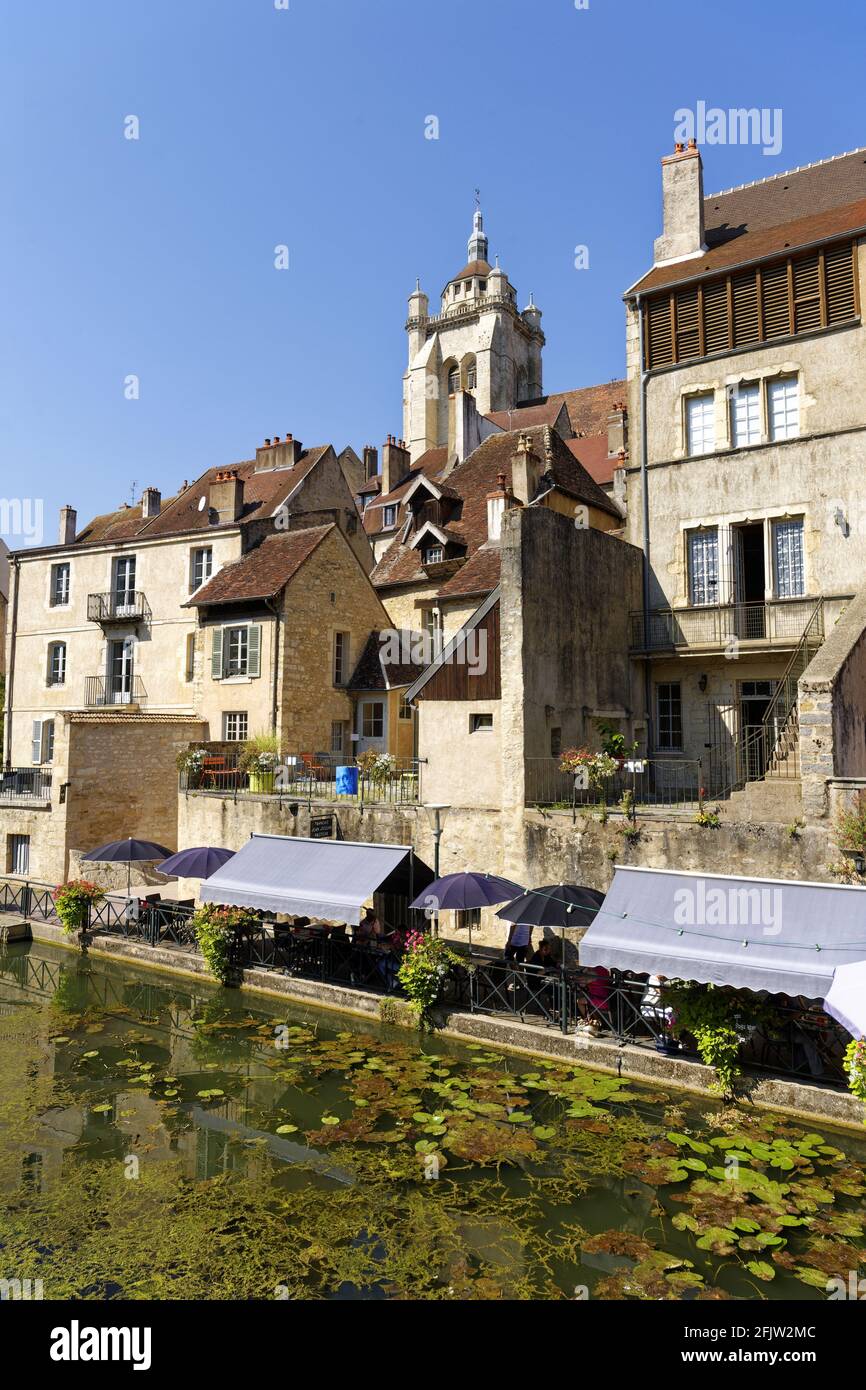 France, Jura, Dole, la vieille ville, le quartier des tanneurs, Le canal des tanneurs et la collégiale collective notre-Dame du XVIe siècle Banque D'Images