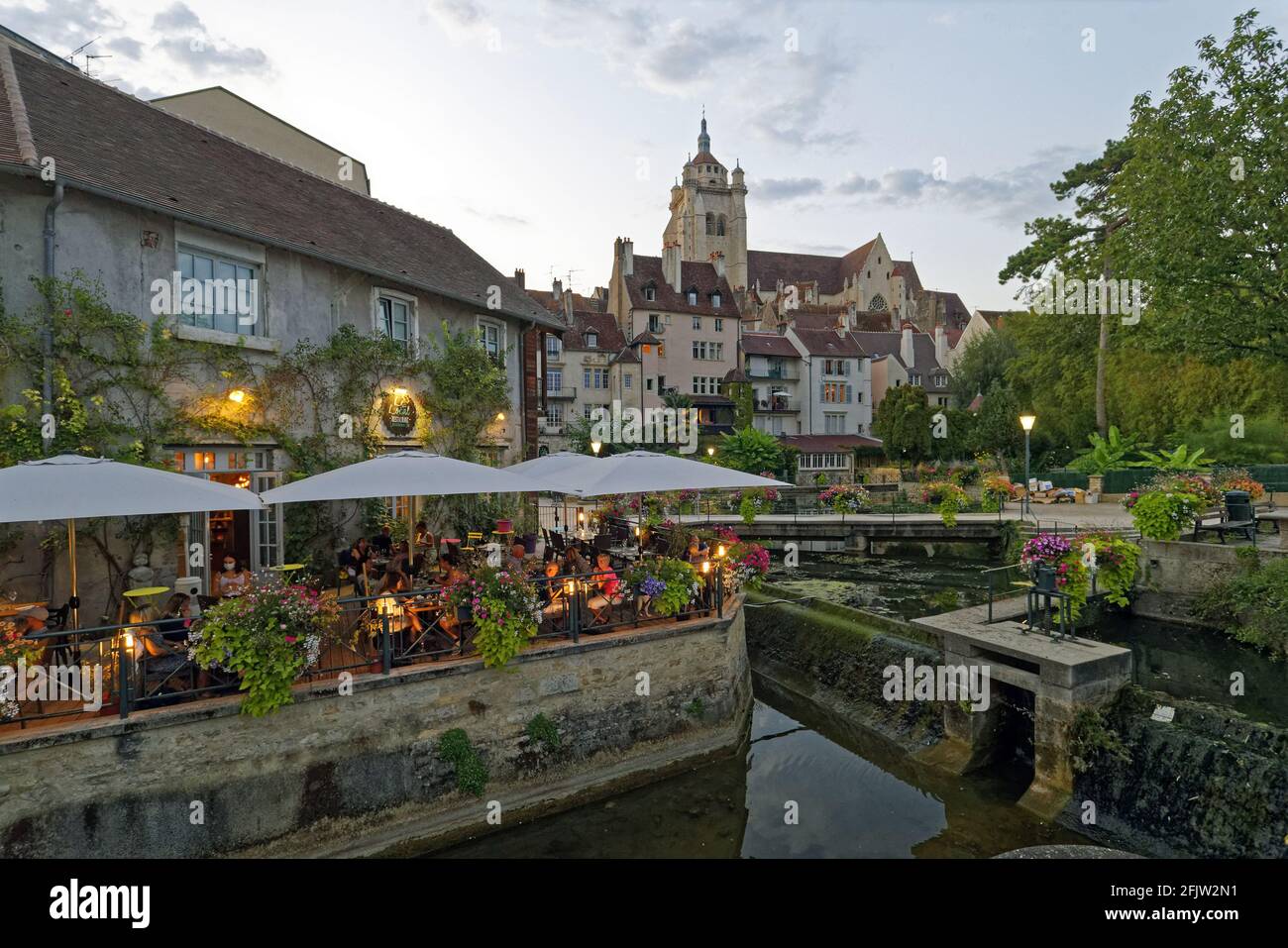 France, Jura, Dole, la vieille ville, le quartier des tanneurs et le canal avec la petite écluse, le restaurant le local et la collégiale collective notre-Dame du XVIe siècle Banque D'Images