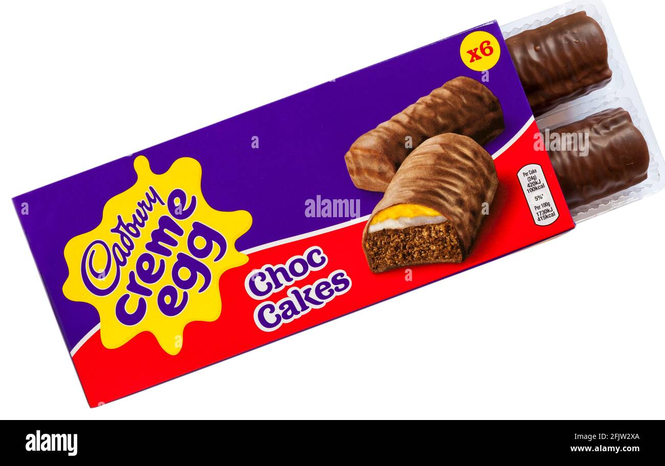 Boîte de gâteaux au chocolat à la crème d'œufs Cadbury ouverte pour être visible contenu défini sur fond blanc Banque D'Images