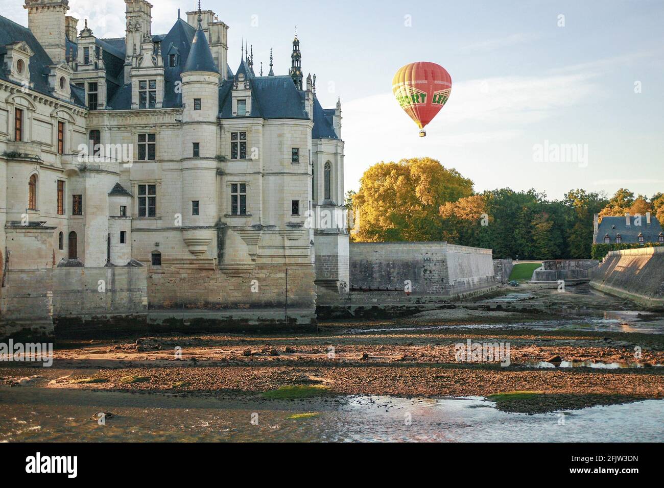 France, Indre et Loire, vallée de la Loire classée au patrimoine mondial par l'UNESCO, Chenonceau, la chère ford sous le château après entretien sur le barrage en amont Banque D'Images