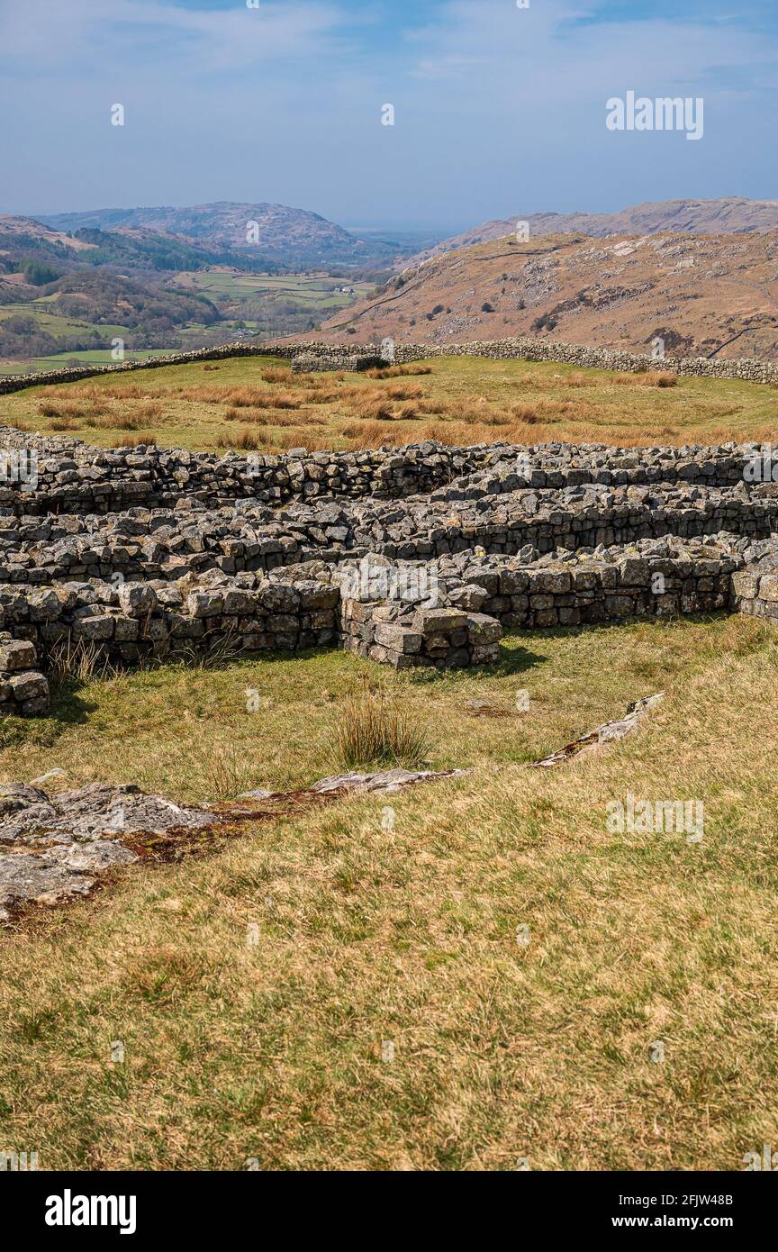 En conduisant sur le col de Hardnout, en observant le fort romain et sur le col de Wrynose Banque D'Images