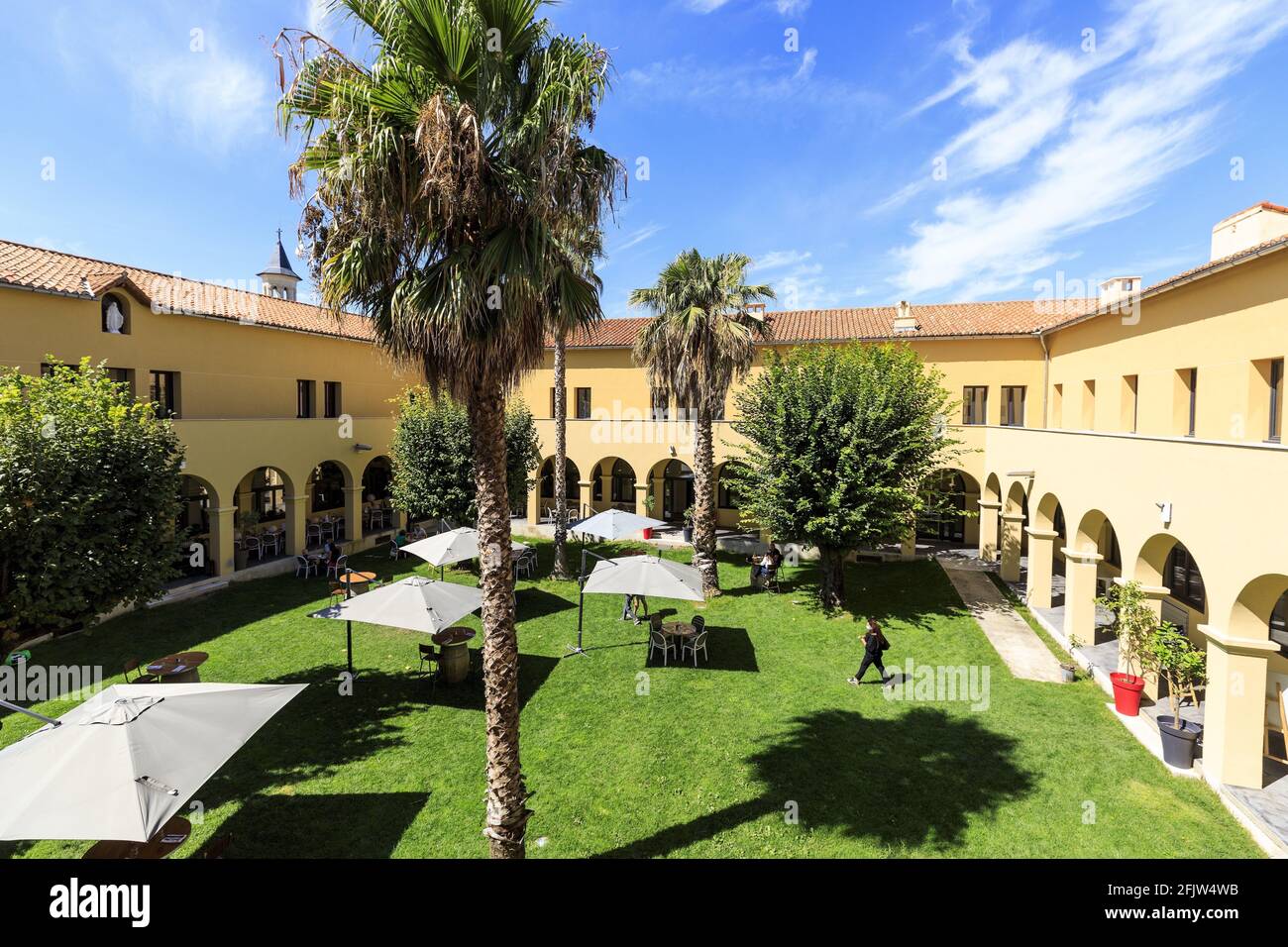 France, Bouches du Rhône, Marseille, 13ème arrondissement, quartier Saint-Jérôme, Le Cloître, pôle d'entrepreneuriat et d'innovation sociale, restaurant dans la cour Banque D'Images