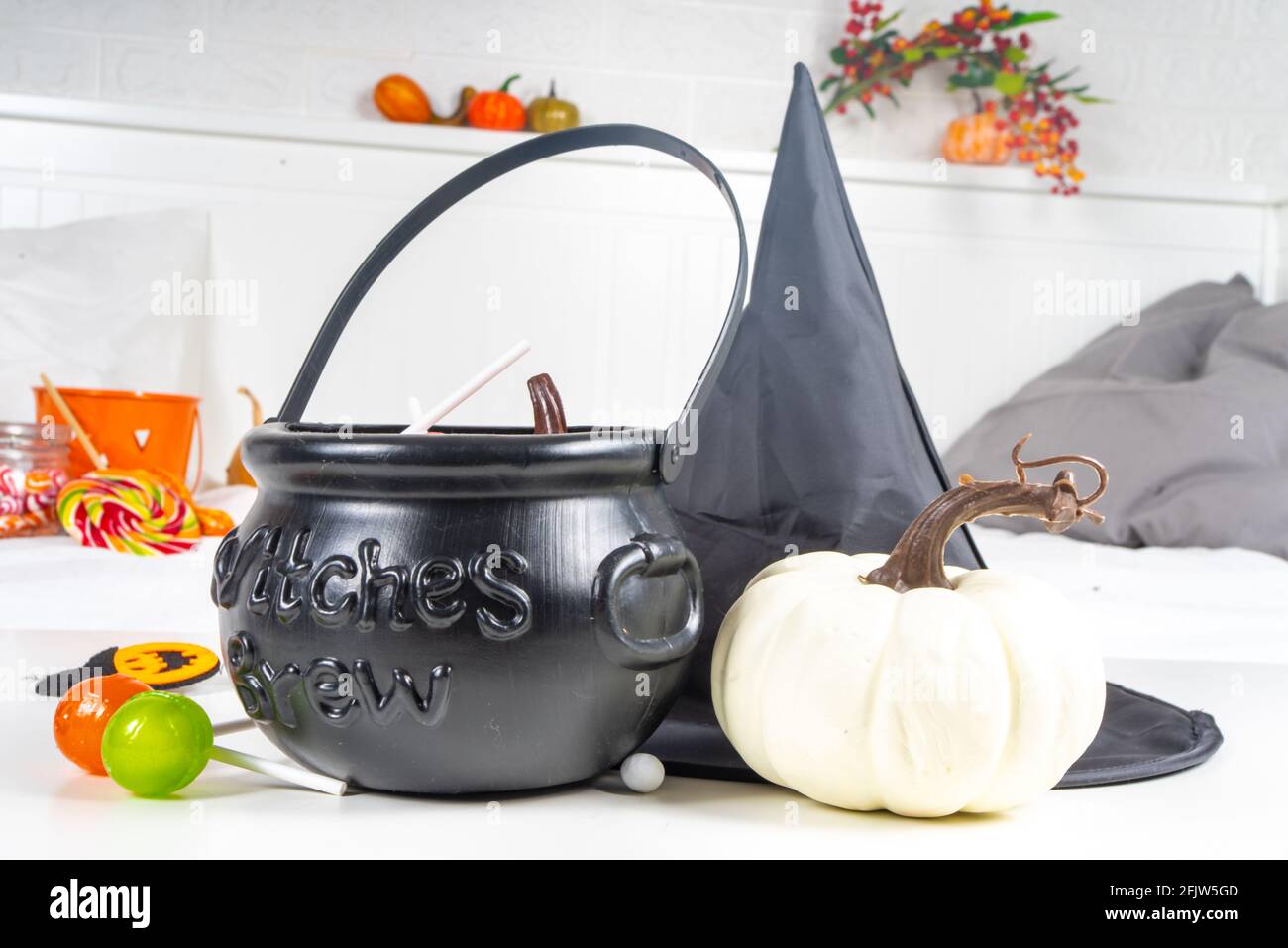 Arrière-plan de Halloween. Seau avec bonbons le chou-fleur de Witch, avec citrouilles et décoration d'automne, concept de décoration de maison de vacances Banque D'Images
