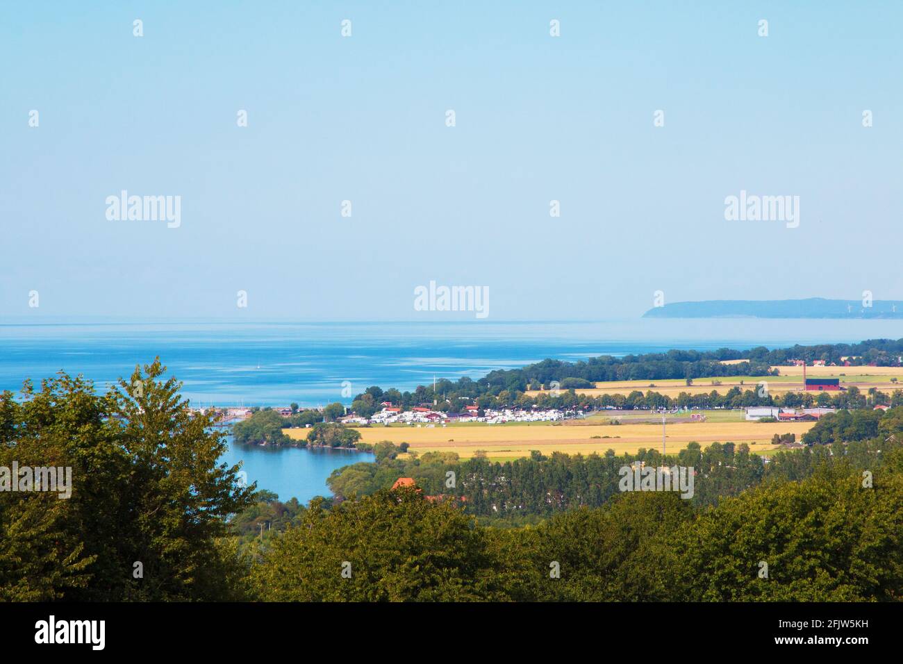 Vue sur Gränna, Suède. Lac Vättern et Uppgränna en arrière-plan. Banque D'Images