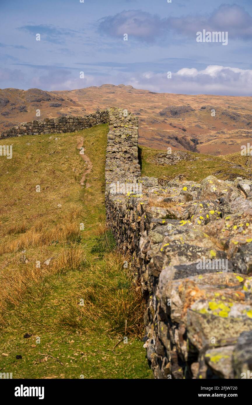 En conduisant sur le col de Hardnout, en observant le fort romain et sur le col de Wrynose Banque D'Images