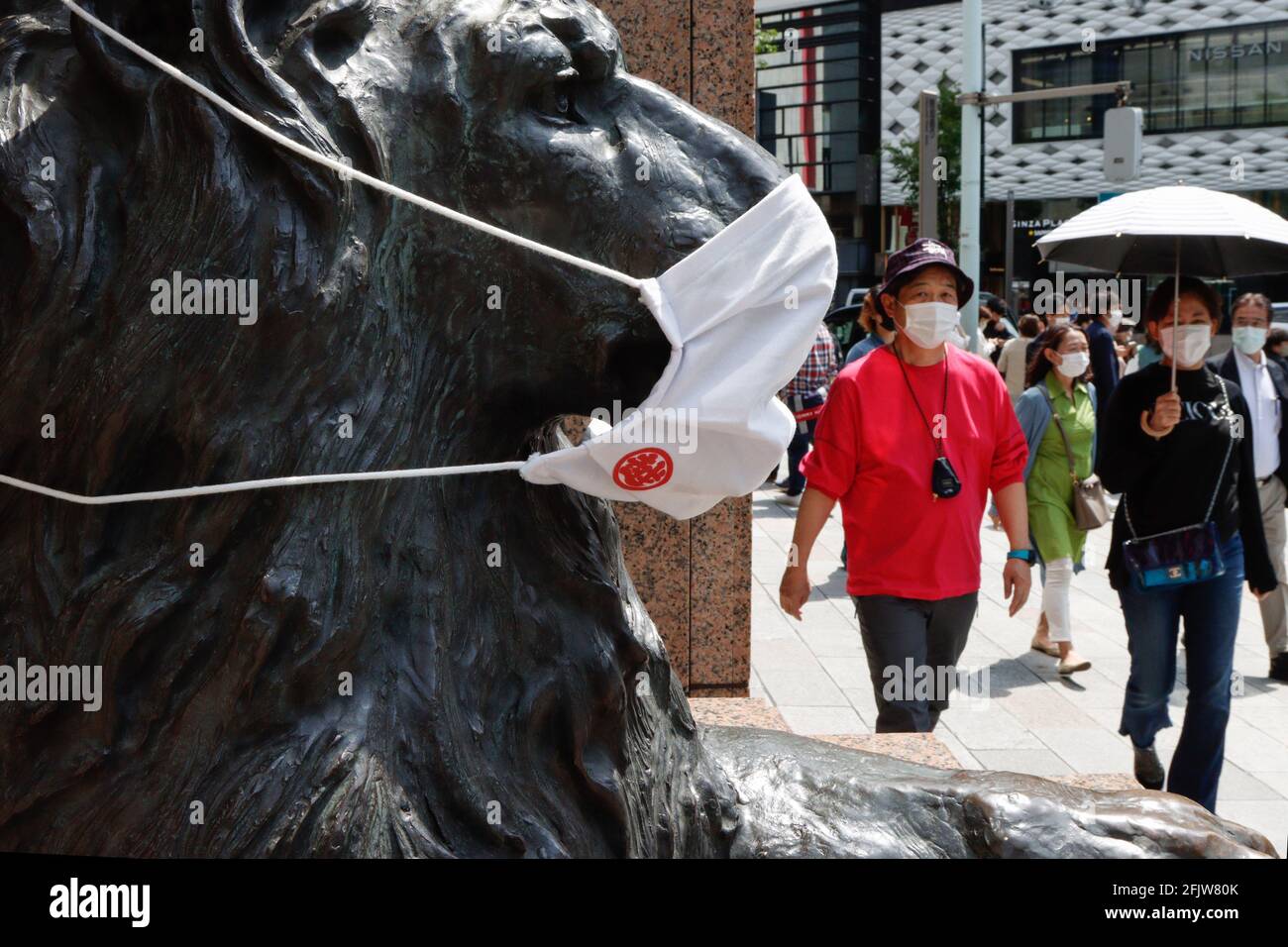Tokyo Japon 25 Avril 21 La Statue Du Lion Devant Le Grand Magasin Mitsukoshi Semble Porter Un Masque Facial Dans Le Quartier Commercant De Ginza Credit Sopa Images Limited Alamy Live News