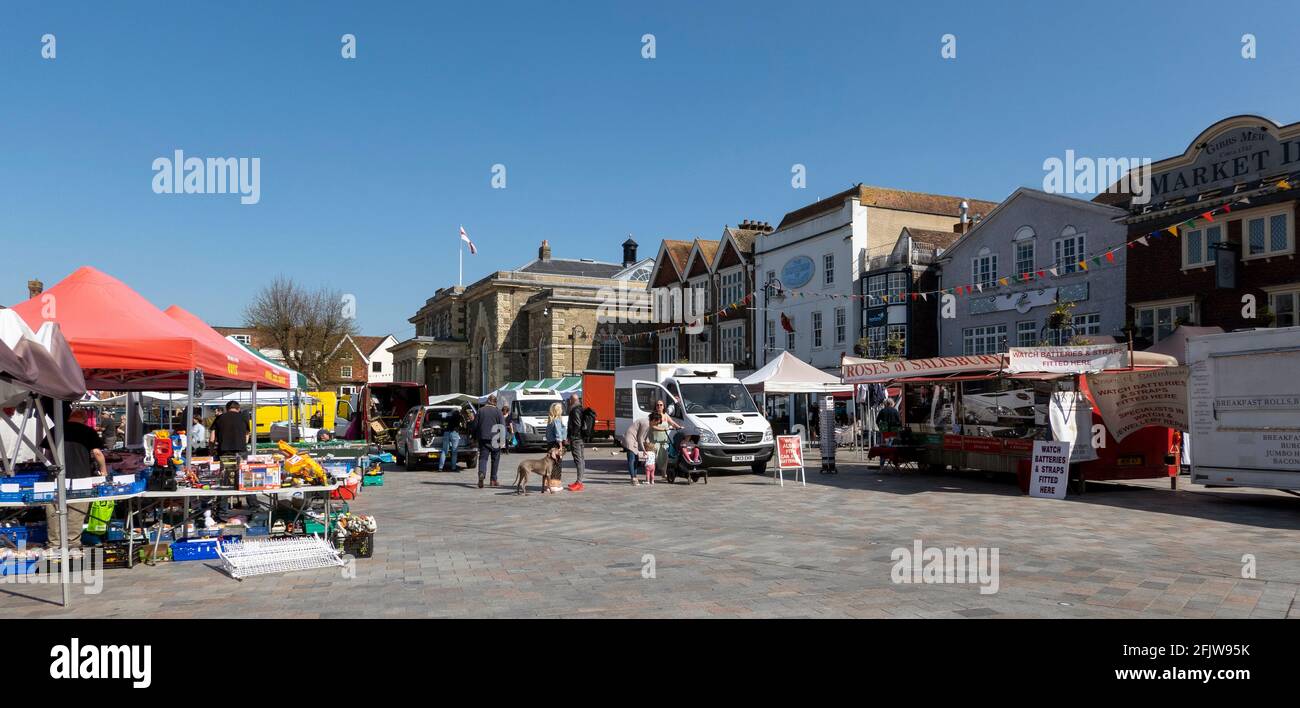 Salisbury, Wiltshire, Angleterre, Royaume-Uni. 2021. Activité autour de l'heure de fermeture du marché du samedi sur la place du marché dans le centre-ville, Banque D'Images