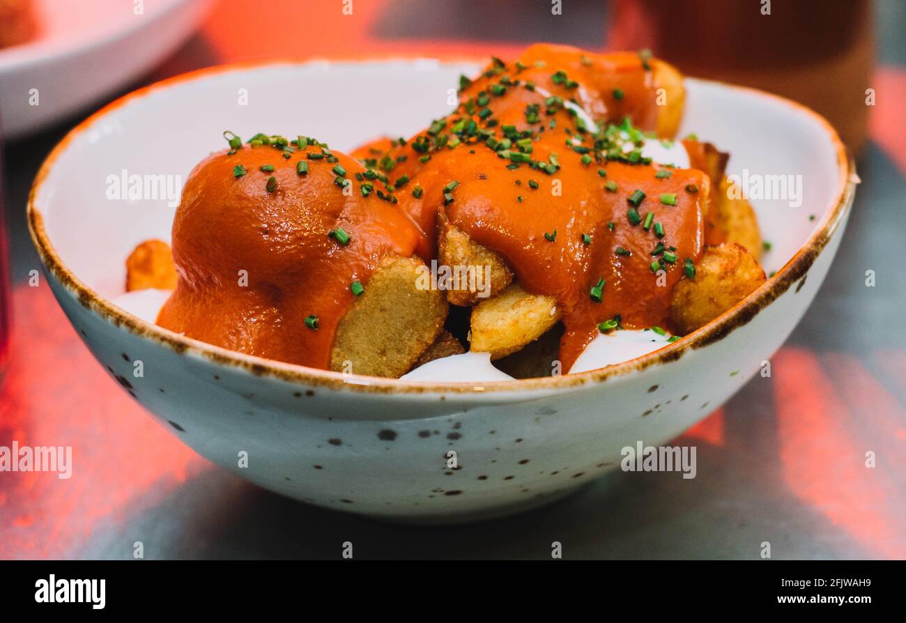 Une délicieuse version des pommes de terre épicées espagnoles classiques Banque D'Images