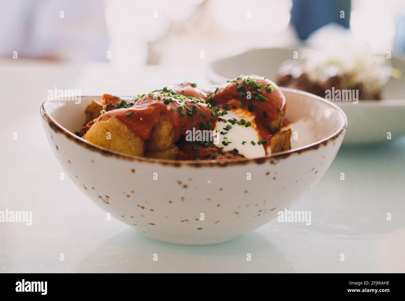 Une délicieuse version des pommes de terre épicées espagnoles classiques Banque D'Images